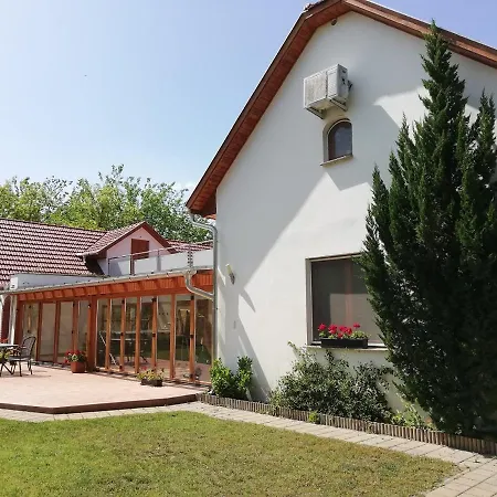 Guest house Molnarkerti Pihenopark *